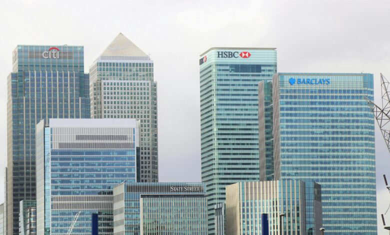 why traditional banks should stop trying to innovate and partner with fintechs instead