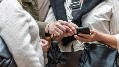 Travelers using AI on their device to help with the travel route and plans
